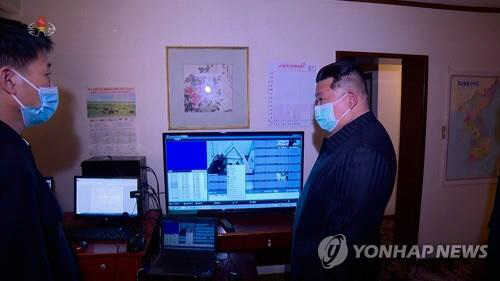 2022년 5월 국가비상방역사령부를 방문한 김정은. 연합뉴스